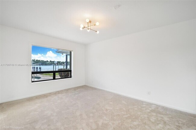 Building Photo - 1180 Bay Dr
