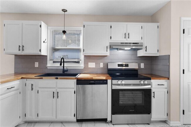 Building Photo - 166 Oakview Dr