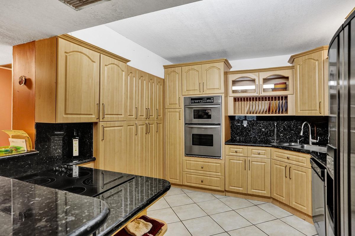 Building Photo - 3725 S Ocean Dr