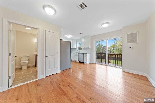 Building Photo - 124 Home Pl