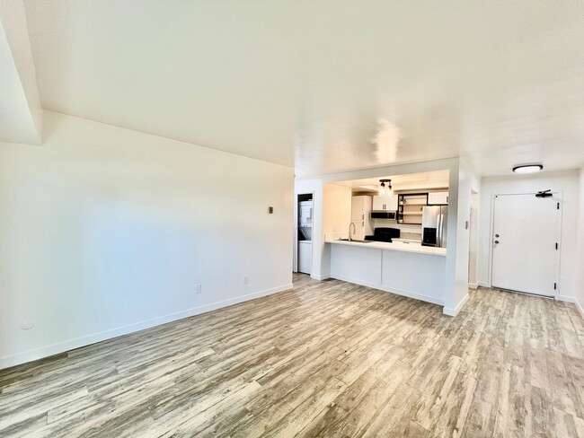 Building Photo - Stunning 2B/2BA condo w/ Washer/Dryer in C...