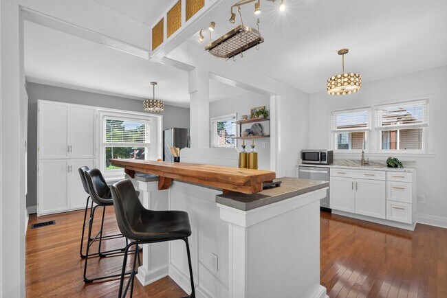 Building Photo - 721 Headley Ave
