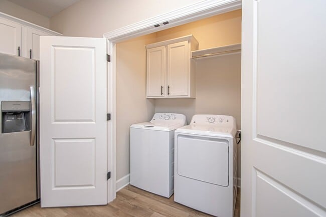 Building Photo - 2 Bed 2 Bath 2 Car Garage Townhome in Rock...