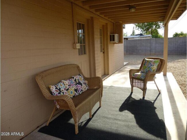 Building Photo - 946 E Loma Vista Dr