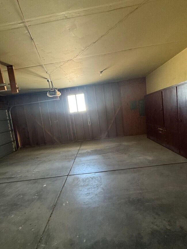 Building Photo - Country living at its best! Traditional farm house avail NOW