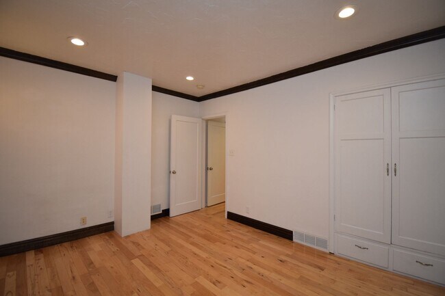 Building Photo - Bright & Updated 3 Bed Near Sugarhouse!!