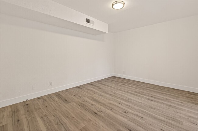 Building Photo - 3300 Yorktown St