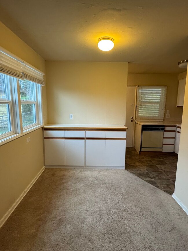 Building Photo - Spacious Updated 2 Bedroom in Renton with ...