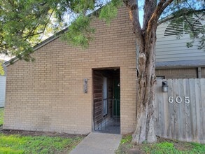 Building Photo - College Station, 2-bedroom, 1-bath - fenced in yard - Duplex for lease.