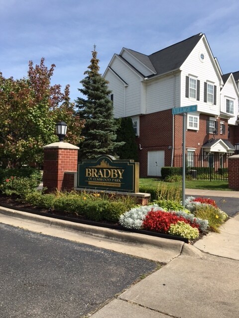 Building Photo - 1376 Village Dr
