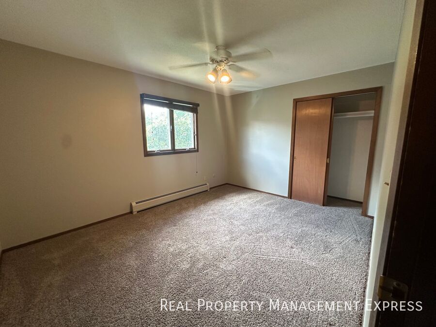 Building Photo - Spacious 2 Bedroom Apartment