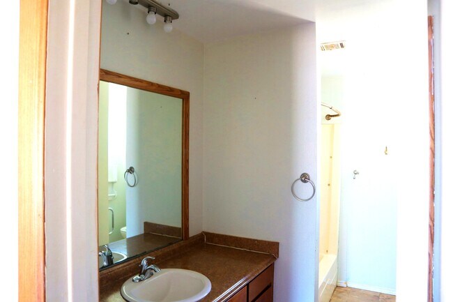 Building Photo - 851 Aspen Ln