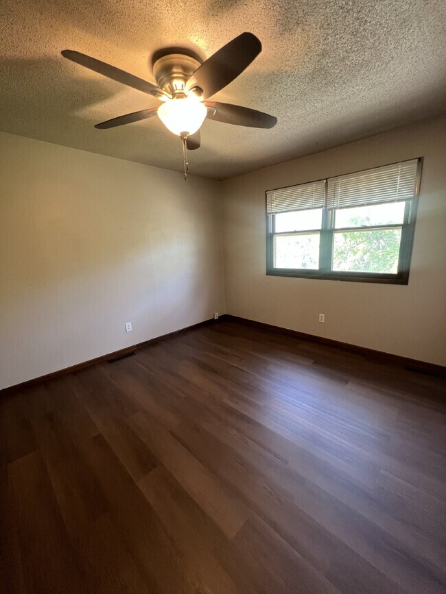 Building Photo - 2 Bedroom Duplex on South Side of Des Moin...