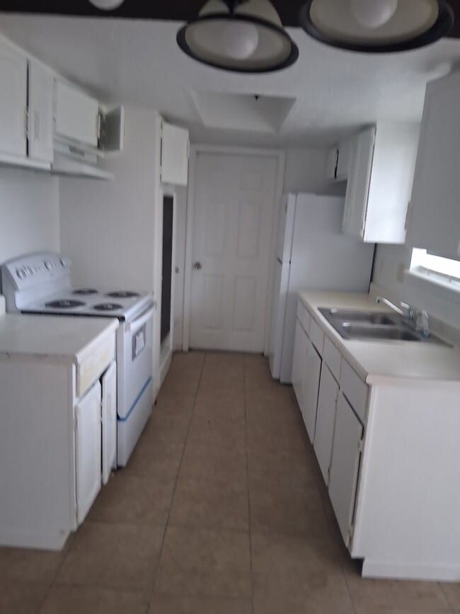 Building Photo - 6823 Castleview Ln