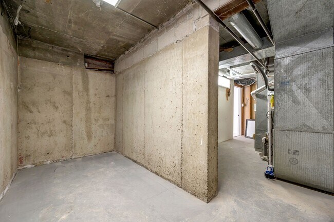 Building Photo - 2642-2642 S 800 E