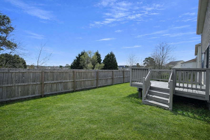 Fenced backyard great for pets, kids, entertaining - 429 Indigo Ridge Dr