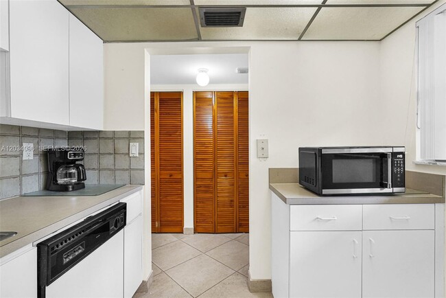 Building Photo - 10825 SW 112th Ave