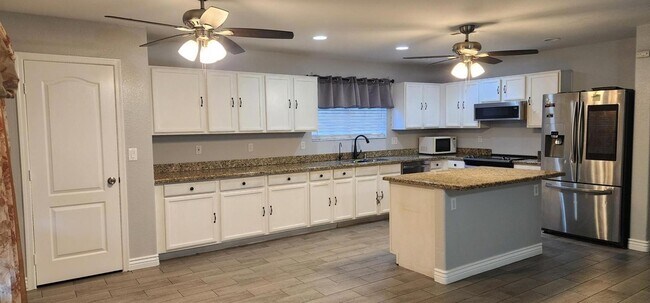 Building Photo - 9124 W Elm St