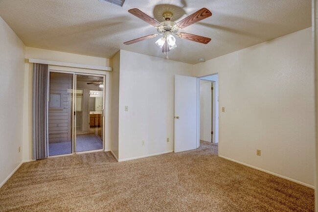 Building Photo - Condo in Montana Villas!