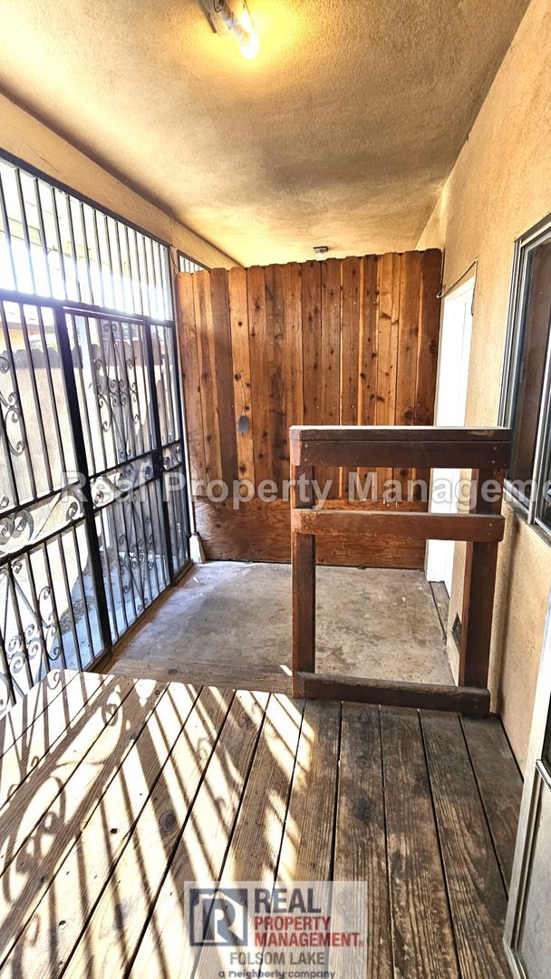 Building Photo - 3BR / 1.5BA Duplex – Water, Sewer, Trash & Gardener Included – Pet Friendly