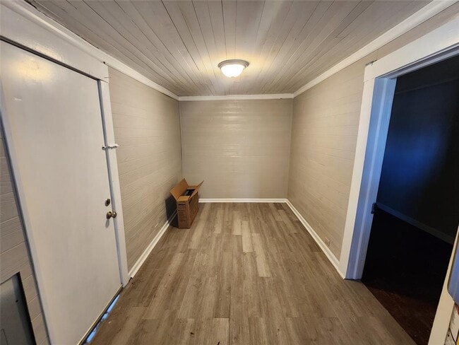 Building Photo - 210 W Osceola St