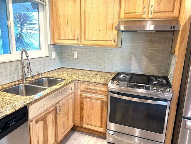 Building Photo - 4 Bed 2 Bath with Beautiful Large Yard!!