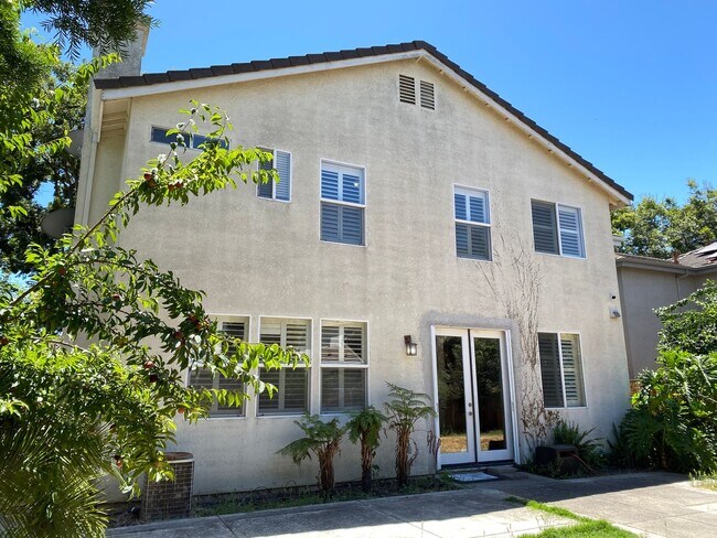 Building Photo - Two Story, Three Bedrooms, Two And A Half Bathrooms In Brookside