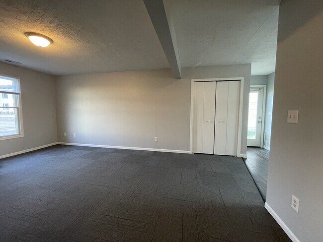 Building Photo - 350 Stone Creek Dr