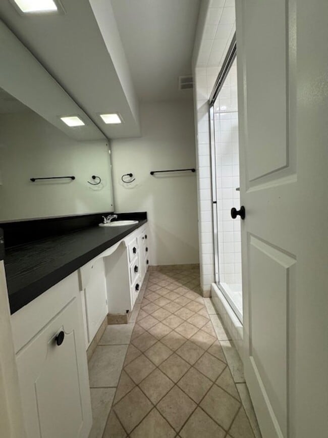 Building Photo - 305 Glen Oak Dr