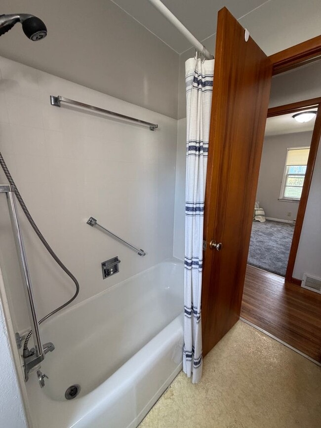 Building Photo - 3bed, 1bath home for rent in quiet Waterlo...