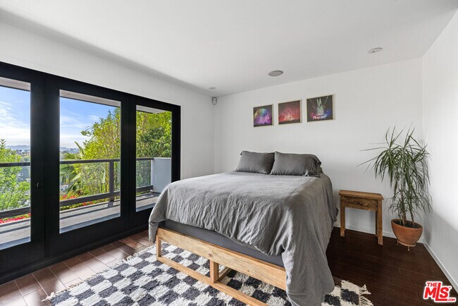 Building Photo - 2300 Ronda Vista Dr