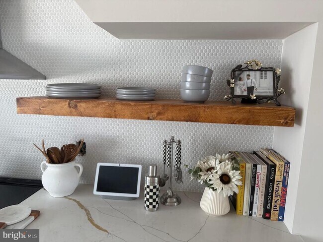 Building Photo - 7 N Christopher Columbus Blvd