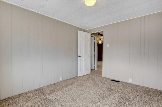 Building Photo - 136 Sir Thomas Dr