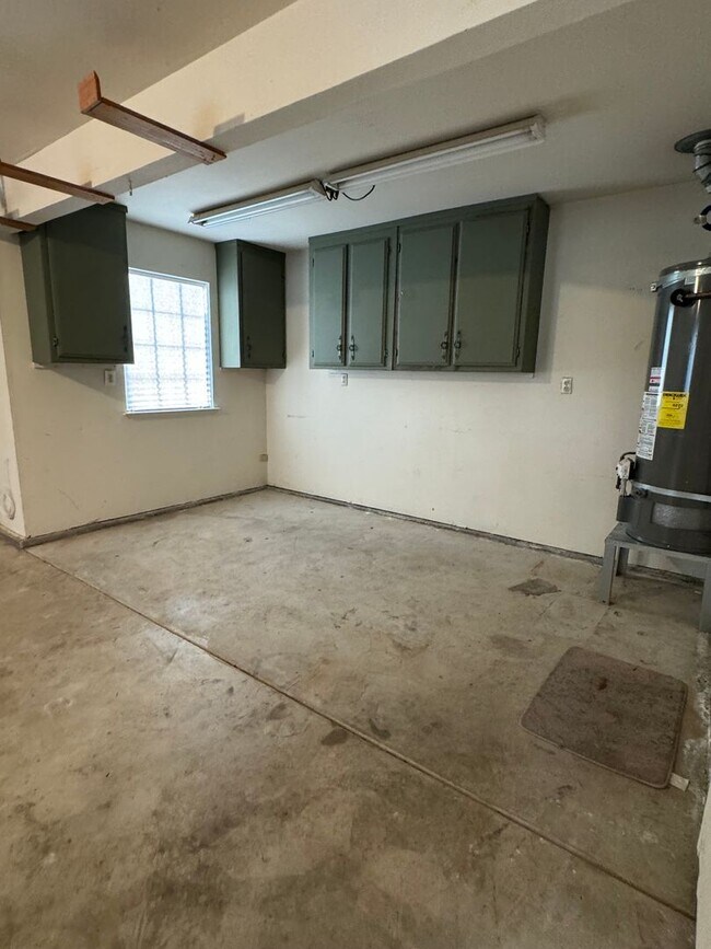 Building Photo - Not your ordinary rental! Pool! Kitchen ai...