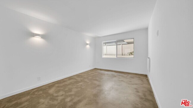 Building Photo - 621 San Vicente Blvd