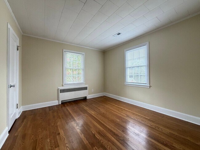 Building Photo - 452 Parkview Dr