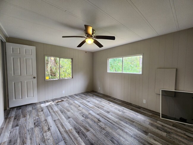 Building Photo - 654 SE 128th Ave