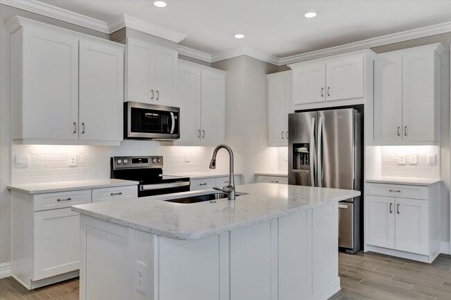 Building Photo - 2Bed/2Bath + Den in Gated Community of Nokomis + 2-Car Garage