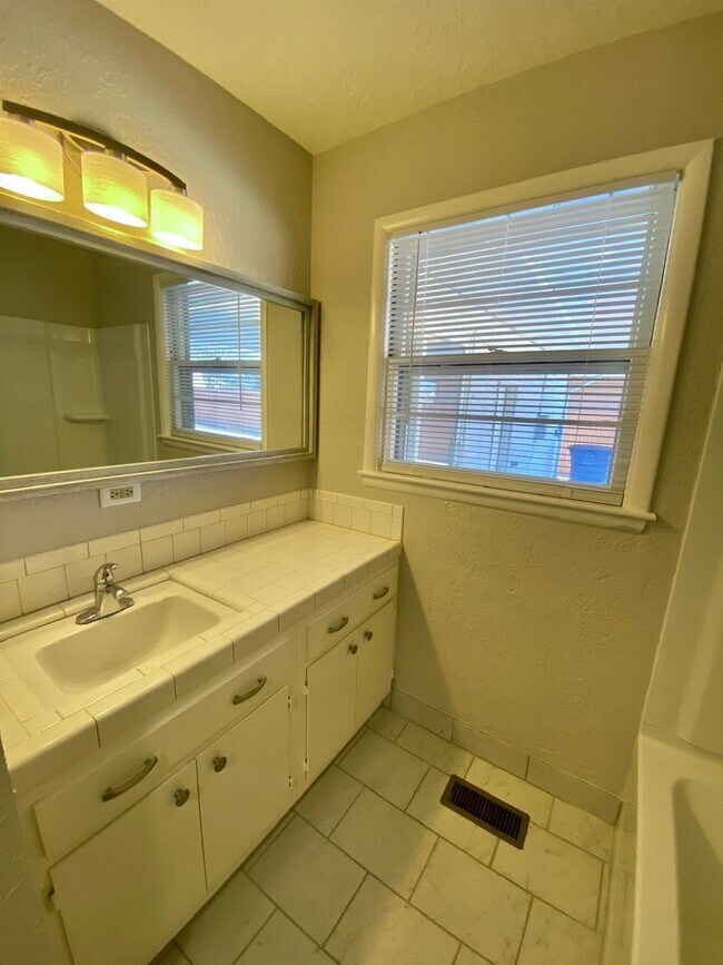 Building Photo - Updated & Renovated in Midtown! 3 Bedrooms...