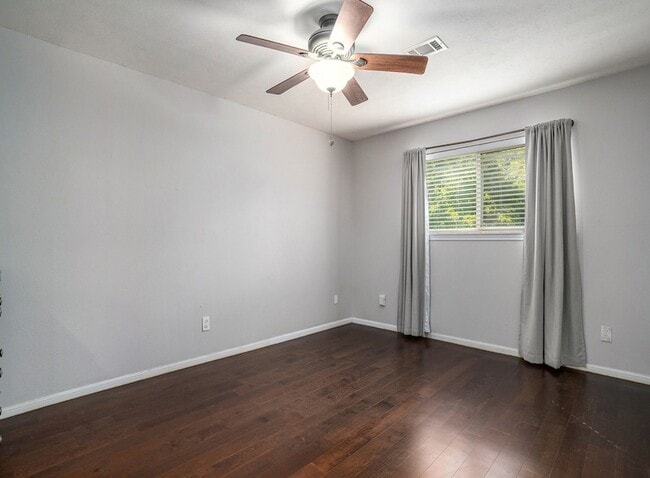 Building Photo - 226 Pecan Dr