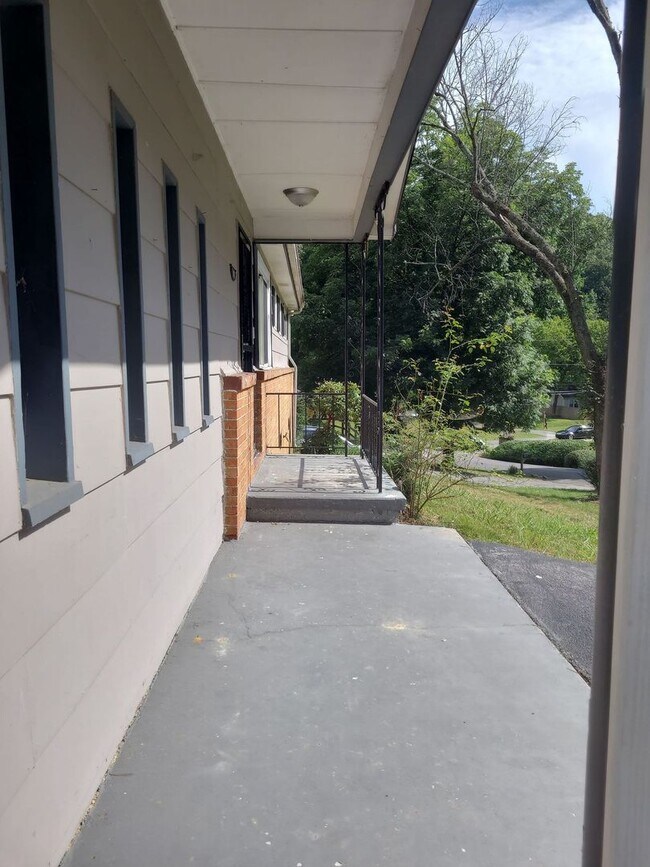 Building Photo - 4 Bedroom 2 Bath Move In Ready!