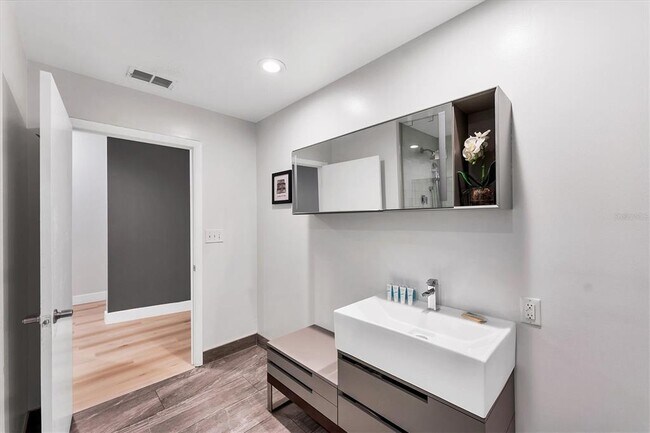 Building Photo - 525 E Jackson St