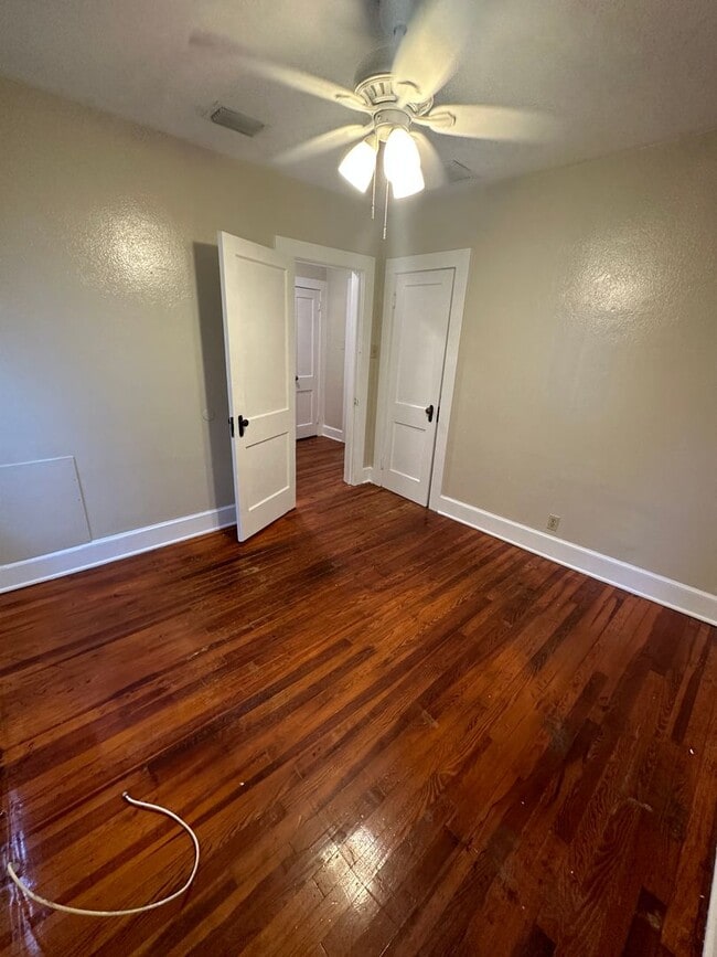 Building Photo - 2/1 house with yard in Midtown! Available now!