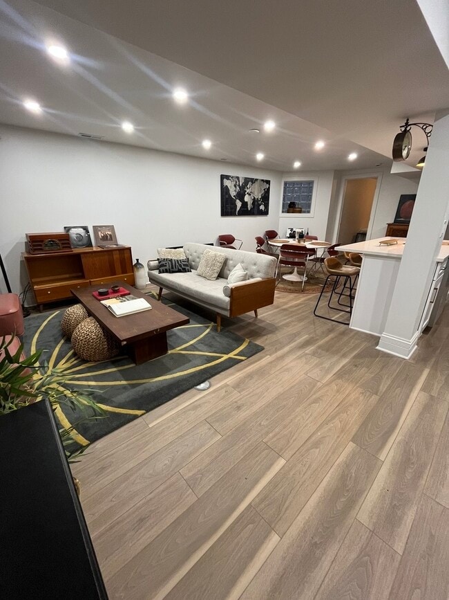 Building Photo - 6617 S Minerva Ave