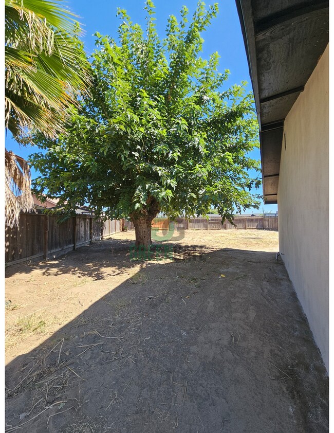 Building Photo - 901 Valente Way