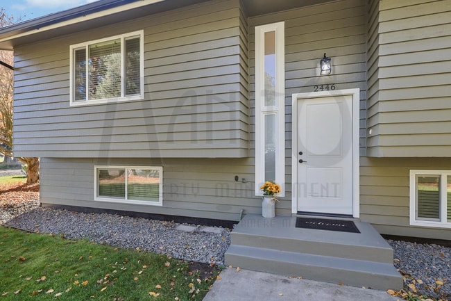 Primary Photo - Spacious South Hill Home