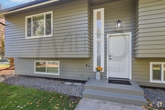 Building Photo - Spacious South Hill Home
