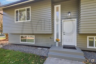 Building Photo - Updated & Spacious South Hill Home
