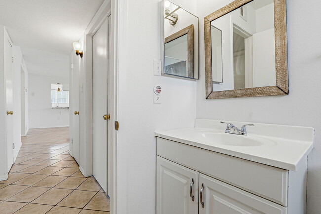 Building Photo - 10837 Gemstone St