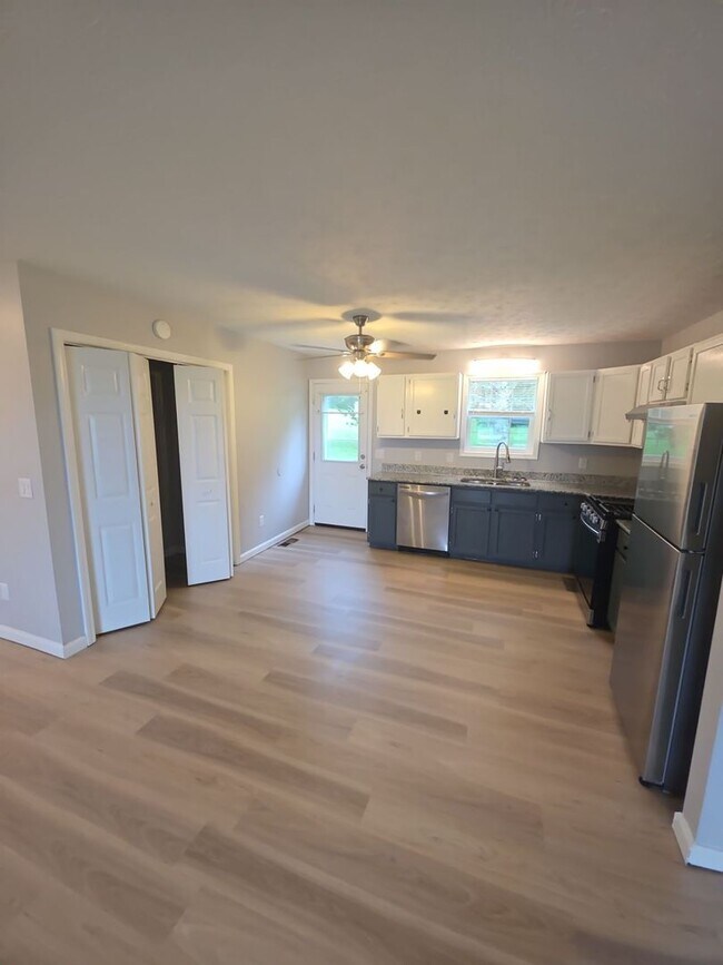 Building Photo - Newly Updated 2-Bedroom Apartment in Sparta with Lawn Care Included
